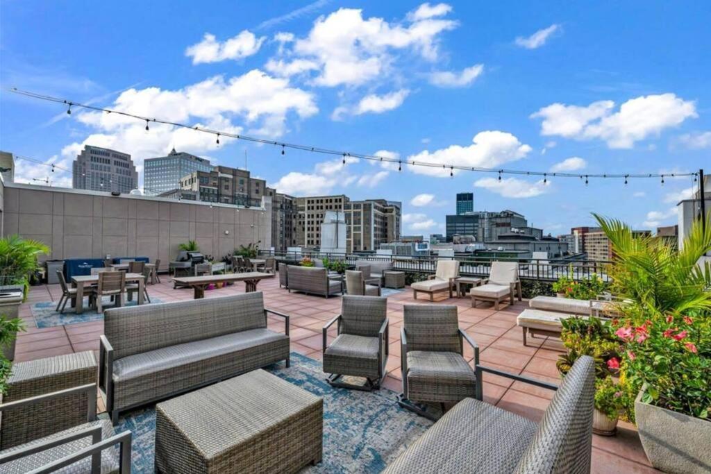 Апартаменты 2Br Unit In The Heart Of Dt On Playhouse Square, With Pool And Gym Access-1106 Кливленд Экстерьер фото