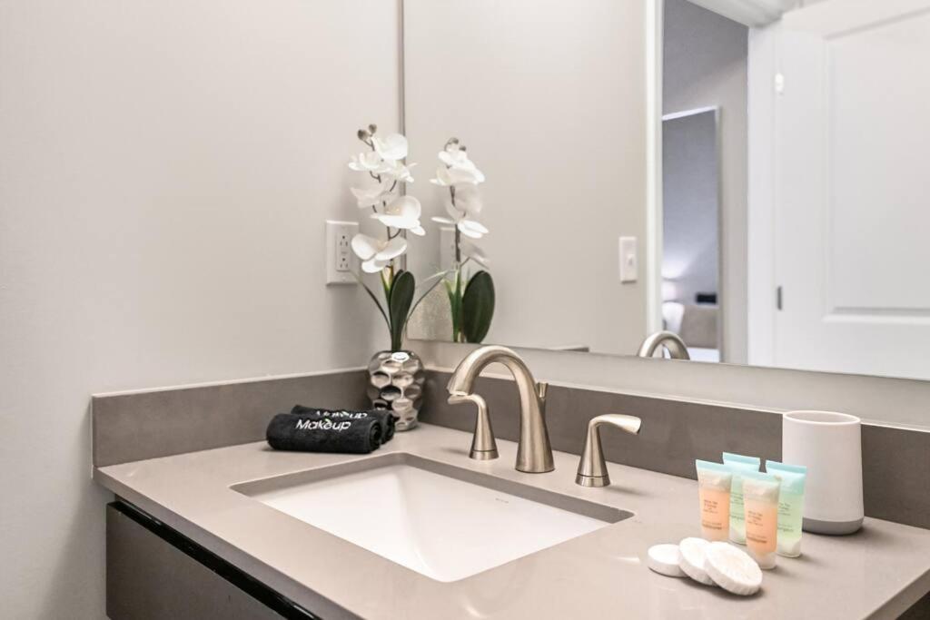 Апартаменты 2Br Unit In The Heart Of Dt On Playhouse Square, With Pool And Gym Access-1106 Кливленд Экстерьер фото
