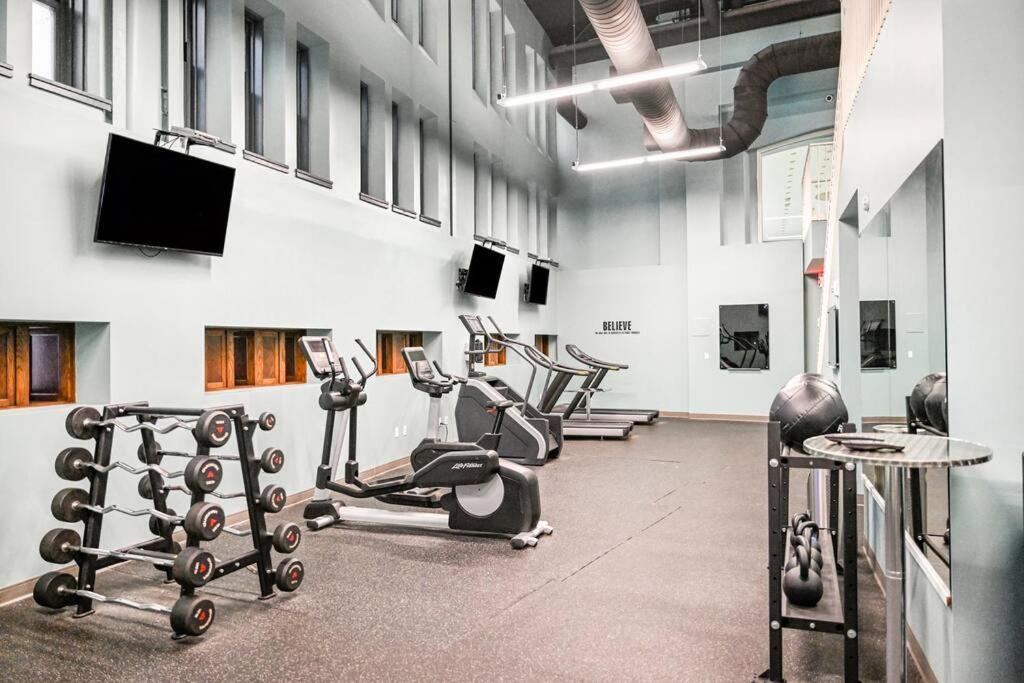 Апартаменты 2Br Unit In The Heart Of Dt On Playhouse Square, With Pool And Gym Access-1106 Кливленд Экстерьер фото