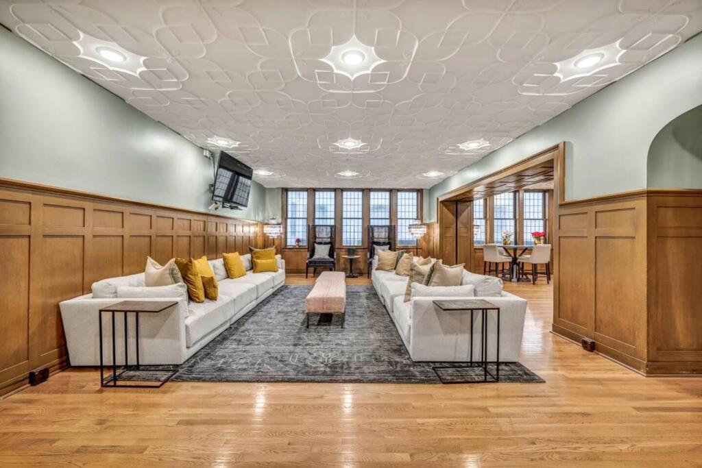 Апартаменты 2Br Unit In The Heart Of Dt On Playhouse Square, With Pool And Gym Access-1106 Кливленд Экстерьер фото