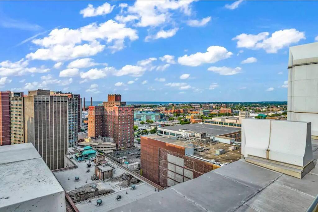 Апартаменты 2Br Unit In The Heart Of Dt On Playhouse Square, With Pool And Gym Access-1106 Кливленд Экстерьер фото