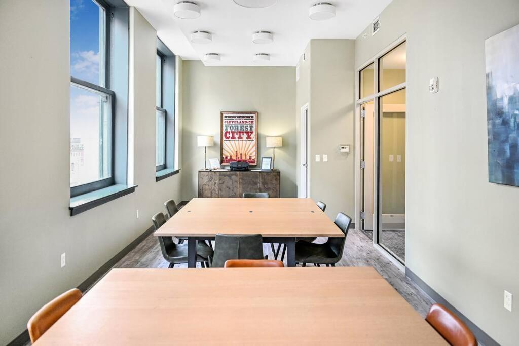 Апартаменты 2Br Unit In The Heart Of Dt On Playhouse Square, With Pool And Gym Access-1106 Кливленд Экстерьер фото