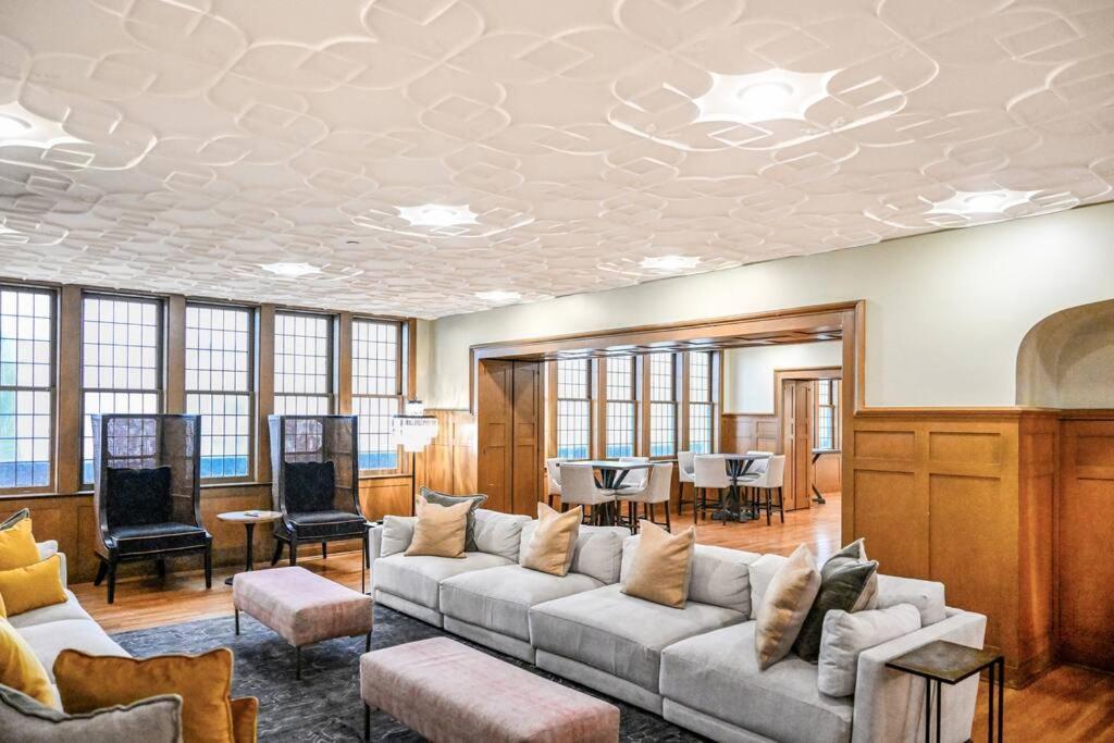 Апартаменты 2Br Unit In The Heart Of Dt On Playhouse Square, With Pool And Gym Access-1106 Кливленд Экстерьер фото