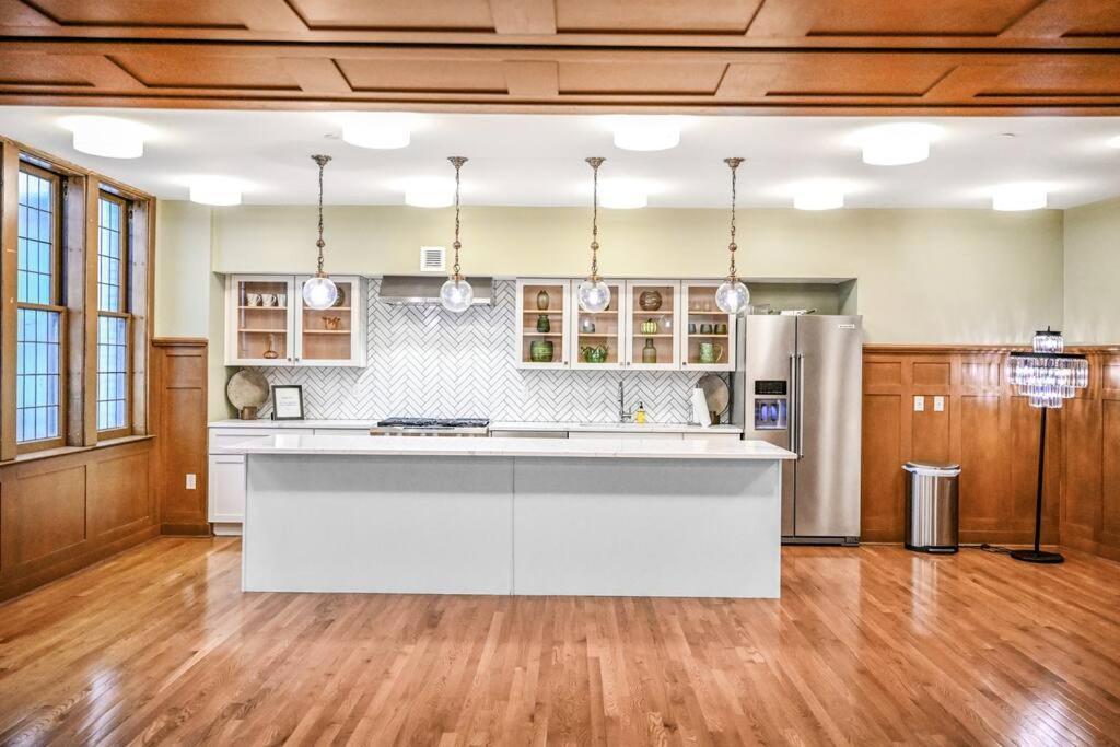 Апартаменты 2Br Unit In The Heart Of Dt On Playhouse Square, With Pool And Gym Access-1106 Кливленд Экстерьер фото