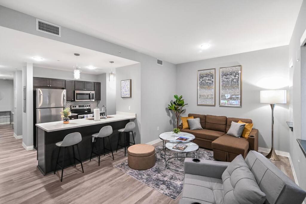 Апартаменты 2Br Unit In The Heart Of Dt On Playhouse Square, With Pool And Gym Access-1106 Кливленд Экстерьер фото
